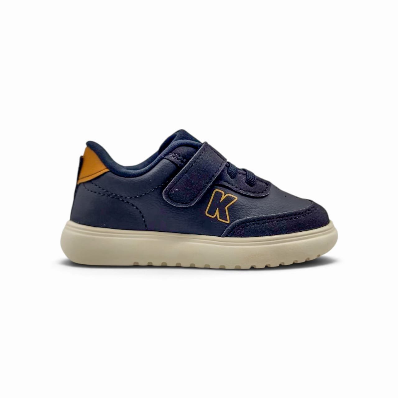KIDY 469-0001 zapatilla urbana de niño negra con detalles mostaza y suela crema